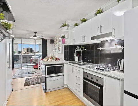 Retro Chic Vibes, Tropical Pool & Prime Location - Accommodation Brisbane 3