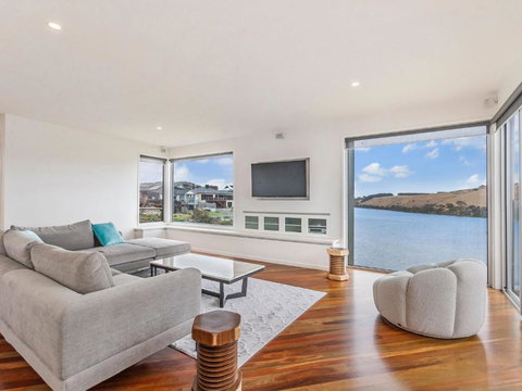 River Reveal - Accommodation Brisbane 0