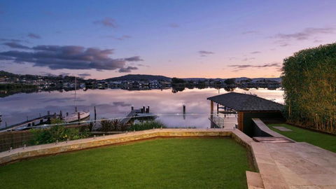 Riverside Retreat - Absolute Waterfront - Accommodation Brisbane 1