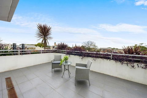 Rooftop 2 Bed Apt With Terrace At Newtown - Accommodation Brisbane 3
