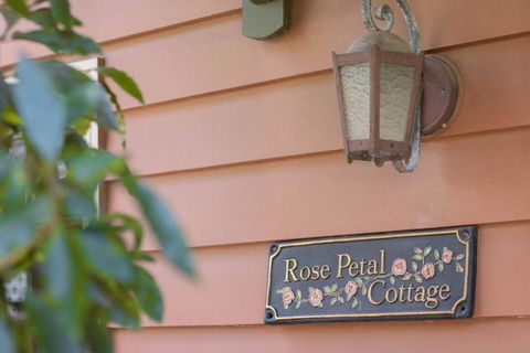 Rose Petal Cottage - Accommodation Brisbane 1