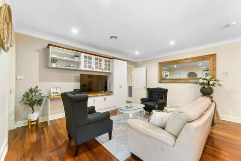 Roselawn Manor - 5 Bedroom Entertainer - Accommodation Brisbane 2