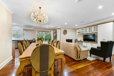 Roselawn Manor - 5 Bedroom Entertainer - Accommodation Brisbane 3