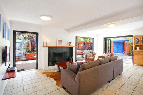 Ross Cres Spacious Private Beach House - Accommodation Brisbane 1
