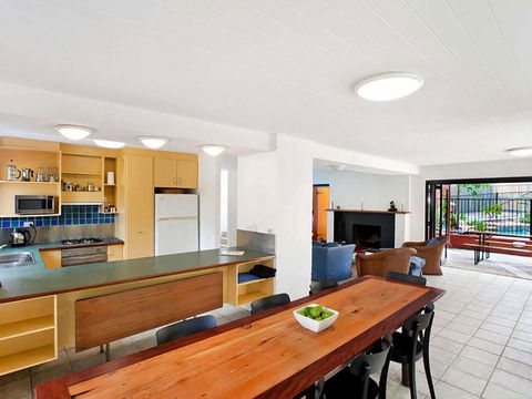 Ross Cres Spacious Private Beach House - Accommodation Brisbane 3