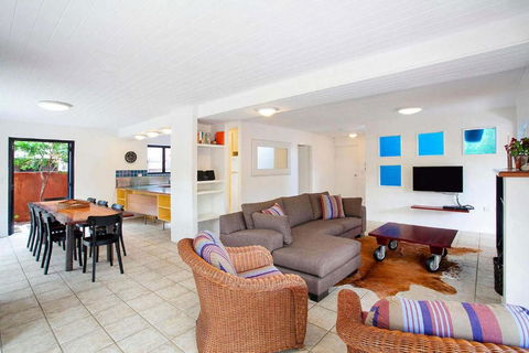 Ross Cres Spacious Private Beach House - Accommodation Brisbane 2