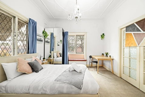 Rustic Queen Room - Seconds To Stores & Eateries - Shared Bathroom - Accommodation Brisbane 0