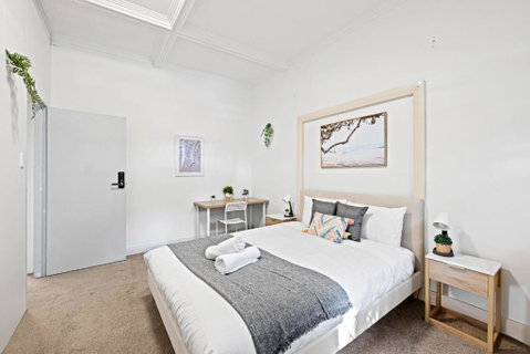 Rustic Queen Room - Seconds To Stores & Eateries - Shared Bathroom - Accommodation Brisbane 1