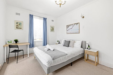 Rustic Queen Room - Seconds To Stores & Eateries - Shared Bathroom - Accommodation Brisbane 3