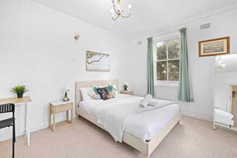 Rustic Queen Room - Seconds To Stores & Eateries - Shared Bathroom - Accommodation Brisbane 2