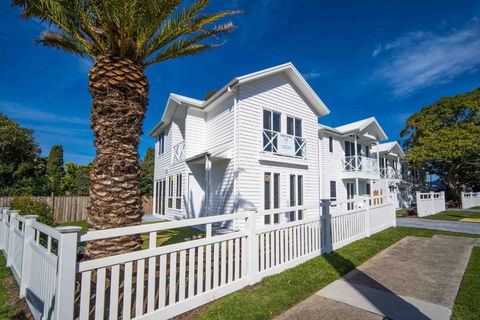 Salty Palms By The Sea - ONE - Accommodation Brisbane 0