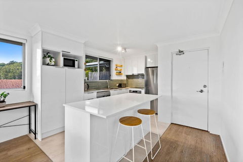 Salty Sea Breeze Apartment 500m To Waters Edge - Accommodation Brisbane 1