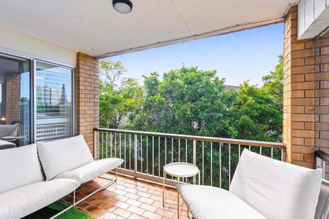 Salty Sea Breeze Apartment 500m To Waters Edge - Accommodation Brisbane 3