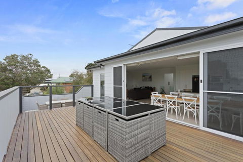 Sanctuary Lodge By Ready Set Stay - BYO LINEN & TOWELS - Accommodation Brisbane 0