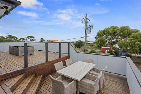 Sanctuary Lodge By Ready Set Stay - BYO LINEN & TOWELS - Accommodation Brisbane 3