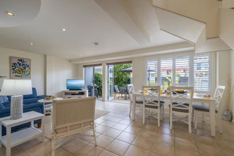 Sandcastles 4 -8 Ala Moana Way - Accommodation Brisbane 1