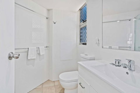 Sandown - Hosted By Burleigh Letting - Accommodation Brisbane 2