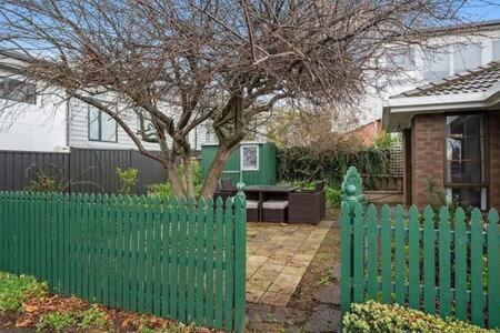 Sandy Bay Cozy Cottage Close To CBD - Accommodation Brisbane 3