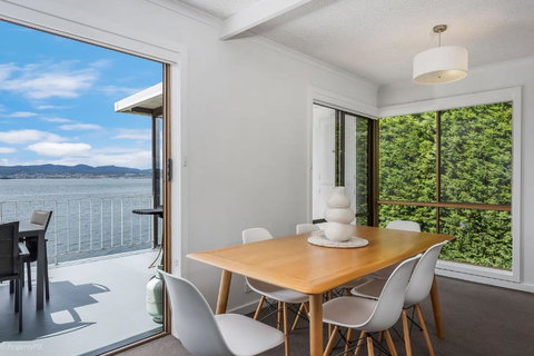 Sandy Bay Waterfront - Accommodation Brisbane 1