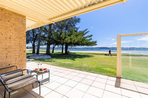 Sandy Beach House Corlette Unit 1 Waterfront WI-FI Aircon - Accommodation Brisbane 2