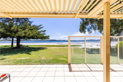 Sandy Beach House Corlette Unit 1 Waterfront WI-FI Aircon - Accommodation Brisbane 1