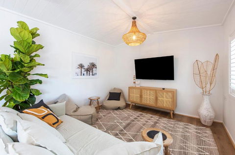 Sea Breeze Cottage - Oceanstays - Accommodation Brisbane 1
