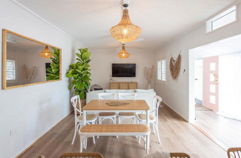 Sea Breeze Cottage - Oceanstays - Accommodation Brisbane 2