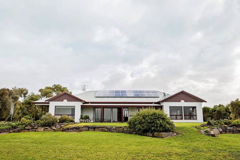 Sea Breeze - Spacious Home With Lovely Ocean Views - Accommodation Brisbane 0