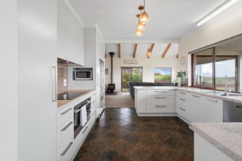 Sea Breeze - Spacious Home With Lovely Ocean Views - Accommodation Brisbane 2