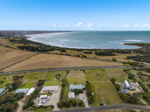 Sea Breeze - Spacious Home With Lovely Ocean Views - Accommodation Brisbane 1