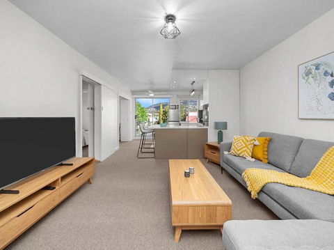 Sandy Bay Apartment With Hobart River View, Near UTAS - Stroll To Cafes And Shops - Accommodation Brisbane 2