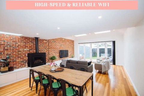 SENSATIONAL Renovated Cottage In Beautiful Seddon - Accommodation Brisbane 1