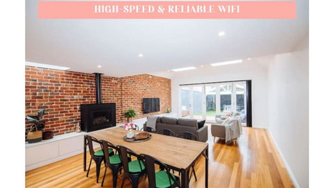 SENSATIONAL Renovated Cottage In Beautiful Seddon - Accommodation Brisbane 0