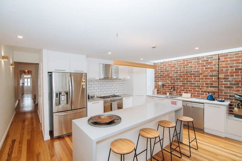 SENSATIONAL Renovated Cottage In Beautiful Seddon - Accommodation Brisbane 3