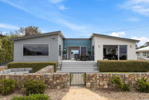 Seven Mile Beach House - Surf, Hike, Golf - Accommodation Brisbane 3
