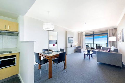 Sky-high Waterfront Living Across Two Apartments - Accommodation Brisbane 2