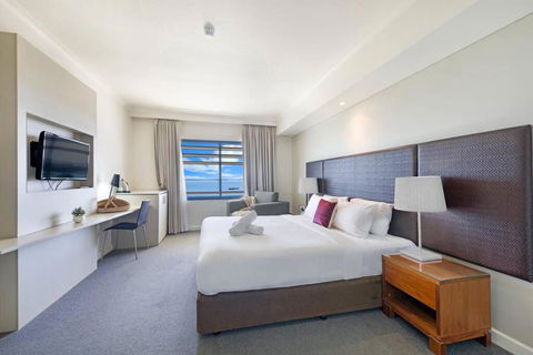 Sky-high Waterfront Living Across Two Apartments - Accommodation Brisbane 3