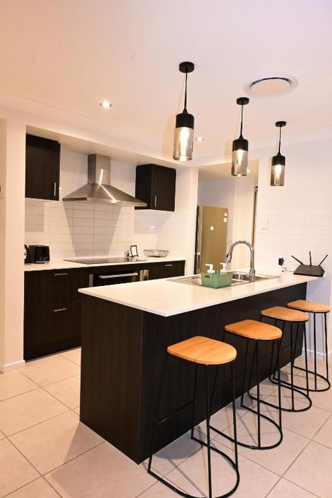 Spacious 4 Bedroom Retreat Fully Air Conditioned - Accommodation Brisbane 0