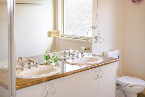 StayAU Family Home Comfort In Caroline Springs - Accommodation Brisbane 3