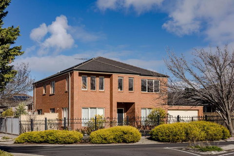 StayAU Family Home Comfort In Caroline Springs - Accommodation Brisbane 0