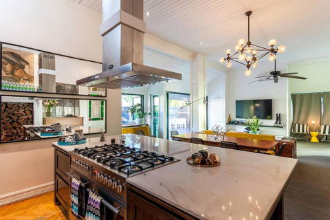 STUNNING TROPICAL OASIS Free Parking - Accommodation Brisbane 0