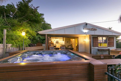 Beachside Cottages - Accommodation Brisbane 0