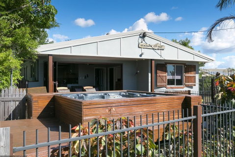 Beachside Cottages - Accommodation Brisbane 1