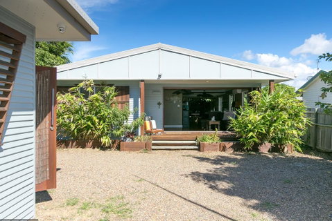 Beachside Cottages - Accommodation Brisbane 2