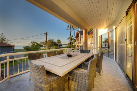 BEACHSIDE MANOR - Walk To The Beach - Accommodation Brisbane 2