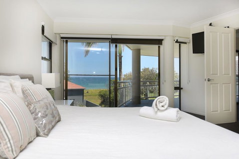 BEACHSIDE MANOR - Walk To The Beach - Accommodation Brisbane 1