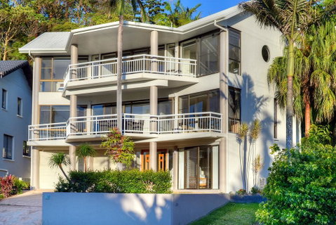 BEACHSIDE MANOR - Walk To The Beach - Accommodation Brisbane 0