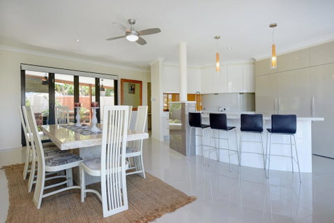 BEACHSIDE MANOR - Walk To The Beach - Accommodation Brisbane 3