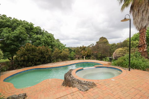 Beautiful Resort Retreat Villa In The Yarra Valley - Entertainer's Delight - Accommodation Brisbane 3