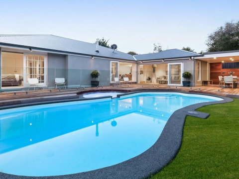 Bella Casa - Luxury Boutique Holiday Home With Heated Pool! - Accommodation Brisbane 3